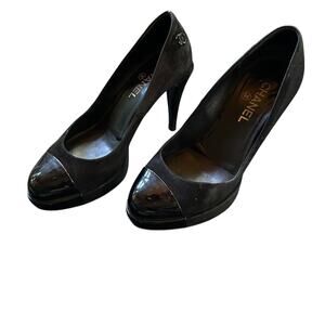 Authentic Chanel suede and patent pump with logo